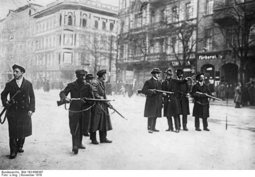 Spartakusaufstand Kommunisten und andere linksradikale Kräfte, die vom Marxisten Karl Liebknecht angeführt werden, erklären die provisorische Regierung des Sozialdemokraten Friedrich Ebert für abgesetzt und wollen Deutschland in die Arme der Bolschewisten treiben. Im Bild: Spartakisten in den Strassen von Berlin. (Foto: Deutsches Bundesarchiv, Bild 183-R66397) Die SPD antwortet mit einem Generalstreik und Massendemonstrationen. Es folgt eine blutige Vergeltung regierungsfreundlicher Milizen. Höhepunkt ist die Ermordung der Linkssozialisten, Marxisten und Antimilitaristen Karl Liebknecht und Rosa Luxemburg.