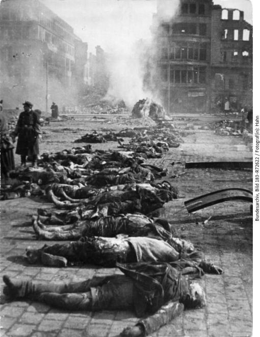 Dresden Tote nach Bombenangriff: Bild: Deutsches Bundesarchiv, 183-R72622, Fotograf: Hahn, Februar 1945