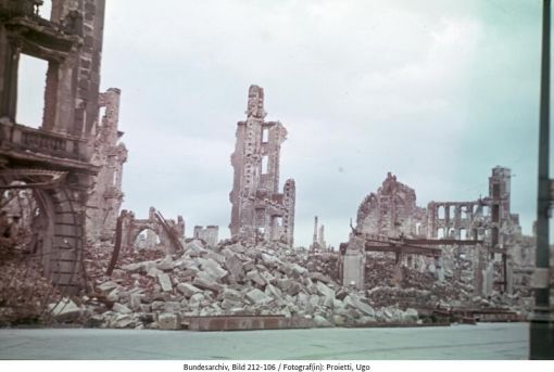 Dresden Prager Strasse/Ecke Sidonienstrasse, Ende April 1946: Bild: Deutsches Bundesarchiv, 212-106, Fotograf: Ugo Proietti
