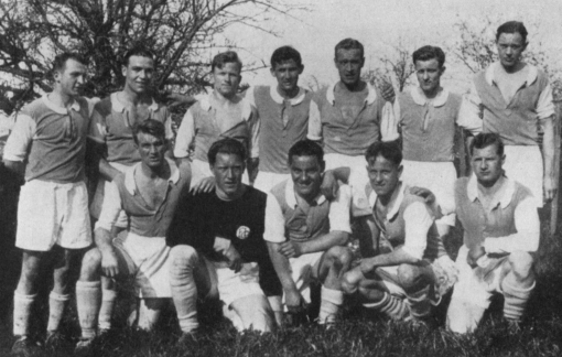 FC Luzern 1936 Der Klub wird im Luzerner Restaurant Seidenhof gegründet. Schon mehr als vier Jahre vorher war zu einer Gründungssitzung im Café Alpenclub eingeladen worden; doch die Bemühungen verliefen vorerst im Sand. 1903 trat der FCL dem Schweizerischen Fussballverband bei. Die erste Meisterschaftssaison spielte der Klub in der Serie C. 1936 gelang der Aufstieg in die Nationalliga, die höchste Spielklasse. Das Bild zeigt die Mannschaft im Jahr 1936.