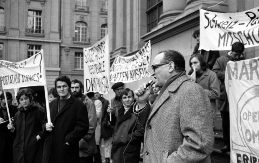 Arthur Villard In den 1960er Jahren ist der SP-Politiker Präsident der Internationale der Kriegsdienstgegner, der Schweizer Sektion der War Resisters’ International. Mehrmals wird er wegen Kriegsdienstverweigerung verurteilt. Er ist Mitbegründer der Sektion der Gesellschaft Schweiz-Sowjetunion und Grossrat des Kantons Bern (1966-1979), Bieler Stadtrat (1968-1976), Bieler Gemeinderat (1976-1979) und Nationalrat (1971-1979). Wegen seiner teils sehr linken Ideen ist er auch innerhalb der SP nicht unbestritten. Friedrich Dürrenmatt verleiht ihm einen an ihn, Dürrenmatt, verliehenen Literaturpreis. Villard stirbt am 15. Mai 1995. (Foto: Keystone/Photopress-Archiv)