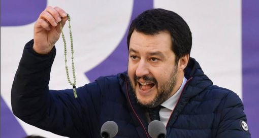 Matteo Salvini Matteo Salvini mit Rosenkranz in Mailand