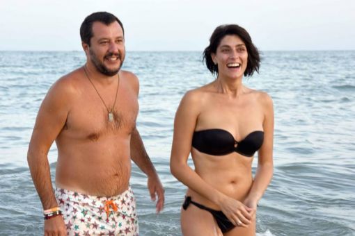 Matteo Salvini Der Chef der rechspopulistischen italienischen Lega dominiert nicht nur die Klatschmedien, sondern auch die seriösen Zeitungen. Im Bild: Salvini mit seiner Freundin Elisa Isoardi, die als Moderatorin einer Fernseh-Kochsendung im ganzen Land bekannt ist. Salvini erlebt einen eigentlichen Populairtätsschub. Mit seiner fremdenfeindlichen, EU-kritischen Politik hat er seine Lega zur stärksten Partei Italiens gemacht. Im November gibt Elisa Isoardi medienwirksam bekannt, dass sie sich von Salvini getrennt hat.