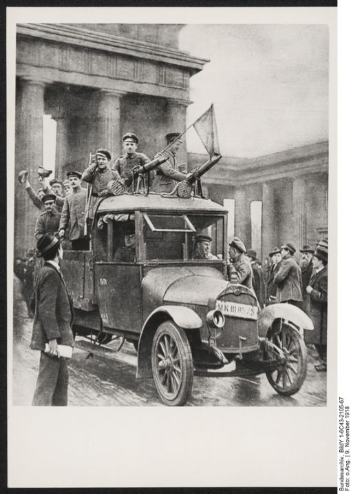 Brandenburger Tor Revolutionäres Militär am Brandenburger Tor, 9. November 1918 (Bild: Deutsches Bundesarchiv, Bild Y 1-6C43-2105-67)