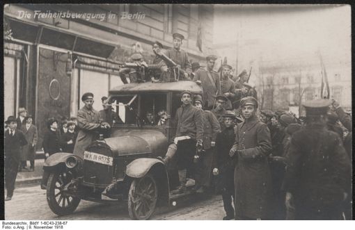 Revolutionäre Arbeiter und Soldaten Revolutionäre Arbeiter und Soldaten mit zwei Maschinengewehren in den Strassen von Berlin, 9. November 1918 (Foto: Deutsches Bundesarchiv, Bild Y 1-6C43-238-67)