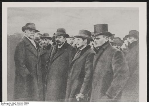 Beisetzung von Revolutionsopfern 20. November 1918: Beisetzung von Revolutionsopfern in Berlin, von links: Philipp Scheidemann, Eugen Ernst, Friedrich Ebert, Hugo Haase, Emil Barth. Trauerkundgebung auf dem Tempelhofer Feld (Foto: Deutsches Bundesarchiv, Bild Y 1 6C461-15048)