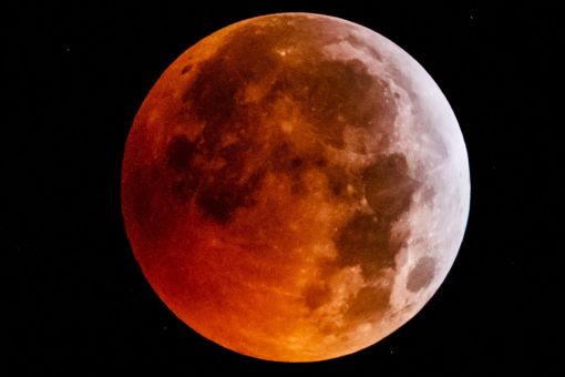 Blutmond Der „Blutmond“, aufgenommen in Allaman bei Morges (VD) am Genfersee. Die nächste totale Mondfinsternis findet 2022 statt. (Foto: Keystone/Valentin Flauraud)
