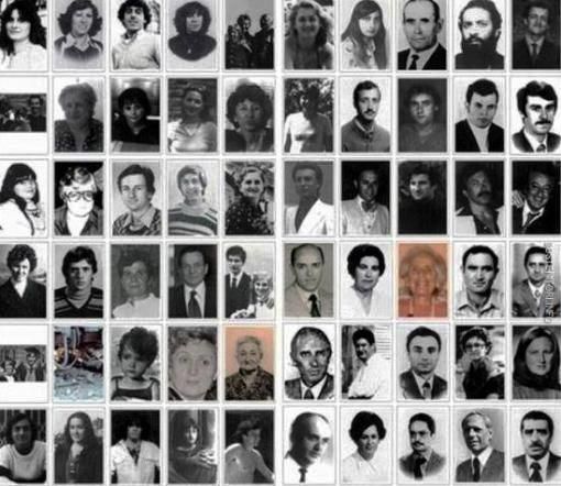 Bologna 2. August 1980: Im Bahnhof von Bologna explodiert eine Bombe. 85 Menschen sterben, 200 werden verletzt. Der Anschlag wird zunächst den „Roten Brigaden“ in die Schuhe geschoben. Später erweist sich, dass eine rechtsextreme Gruppe dahintersteht. Das Bild zeigt einige der Opfer.