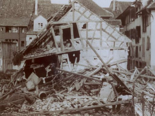 Stein am Rhein Ein amerikanischer Bomber vom Typ B-17 wirft zwölf 250 Kilogramm schwere Bomben auf das Städtchen ab. Vier Frauen und fünf Kinder sterben. 33 Menschen werden teils schwer verletzt. Der Pilot, Oberleutnant L. A. Lenox, hatte Stein am Rhein mit dem 65 Kilometer nördlich gelegenen deutschen Städtchen Ebingen verwechselt. (Foto: Tourismus Stein am Rhein)