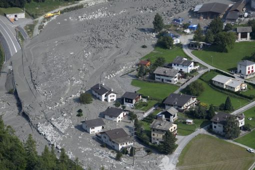 Bondo Es ist der grösste Bergsturz in Graubünden seit Jahrzehnten. An der Nordflanke des 3369 Meter hohen Piz Cengalo stürzen drei Millionen Kubikmeter Gestein und Geröll mit einer Geschwindigkeit von 250 km/h durch das Val Bondasca bis nach Bondo im Bergell. Das Dorf, das 200 Einwohner zählt, wird evakuiert. Acht Berggänger aus Deutschland, Österreich und der Schweiz kommen ums Leben. (Foto: Keystone)