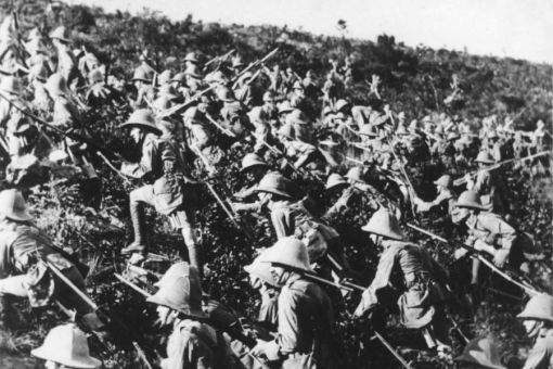 Gallipoli 19. Februar 1915: Beginn der Schlacht um Gallipoli. Erstmals greifen britische und französische Kriegsschiffe die türkische Dardanellen-Halbinsel an. Die Kämpfe dauern bis zum 9. Januar 1916 und fordern 100’000 Tote und 250’000 Verletzte. Damit gehört die Schlacht um Gallipoli zu den blutigsten in der Weltgeschichte; fast jeder zweite Soldat kommt ums Leben. Ziel der Briten und Franzosen ist es, Gallipoli zu besetzen und von dort aus Konstantinopel anzugreifen - mit der Absicht, das Osmanische Reich, das im 1. Weltkrieg mit Deutschland paktiert, zu zerschlagen. Die osmanischen (türkischen) Truppen werden unterstützt von einigen Tausend deutschen Soldaten. Die fast einjährigen Kämpfe enden mit der Niederlage britisch-französischen Truppen. Das Bild zeigt britische Soldaten.