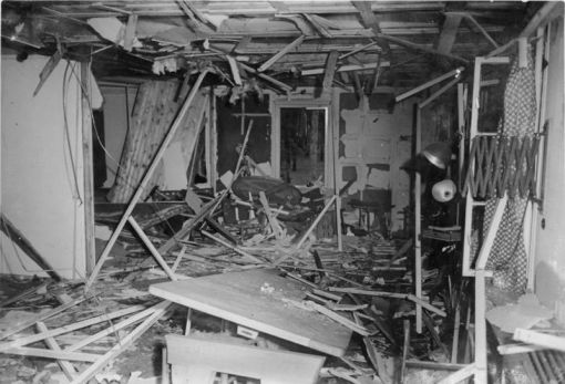 Wolfsschanze Mehrere Verschwörer unter der Führung von Claus Schenk Graf von Stauffenberg verüben ein Attentat auf Hitler, der sich in einer Baracke im Führerhauptquartier Wolfsschanze bei Rastenburg befindet. Stauffenberg deponierte eine mit explosivem Material gefüllte Aktentasche unter dem Kartentisch. Bei der Explosion der Bombe sterben vier Menschen. Hitler erleidet nur leichte Verletzungen. Stauffenberg wird am Tag nach dem Attentat hingerichtet. Im Bild: Die zerstörte Lagebesprechungsbaracke nach dem Anschlag. (Bild: Deutsches Bundesarchiv, Bild 146-1972-025-12)