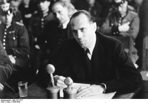 Helmut James Graf von Moltke Der deutsche Jurist, Widerstandskämpfer gegen den Nationalsozialismus und Gründer der Widerstandsgruppe „Kreisauer Kreis“ war am 11. Januar 1945 zum Tod verurteilt worden. In einem Abschiedsbrief schrieb er: „Seitdem der Nationalsozialismus zur Macht gekommen ist, habe ich mich bemüht, seine Folgen für seine Opfer zu mildern und einer Wandlung den Weg zu bereiten. Dazu hat mich mein Gewissen getrieben und schliesslich ist das eine Aufgabe für einen Mann.“ Das Bild zeigt ihn vor dem Volksgerichtshof im Januar 1945. Das Urteil wird in Plötzensee vollstreckt. (Bild: Bundesarchiv)