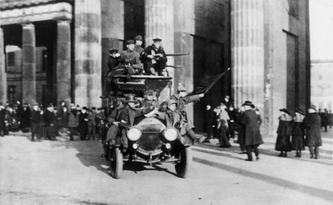 Kieler Matrosenaufstand In der Endphase des 1. Weltkrieges hatte die deutsche Seekriegsleitung zu einer weiteren Schlacht gegen die britische Royal Navy aufgerufen. Dagegen meutern Matrosen. Der Aufstand mündet am 3./4. November im „Kieler Matrosenaufstand“. Im Bild: Meuternde Matrosen vor dem Brandenburger Tor. (Foto: © Deutsches Bundesarchiv, Bild 183-B0527-0001-810) Der Aufstand weitet sich zu einer Revolution aus, die ganz Deutschland erfasst und zur Machtübernahme der Sozialdemokraten führt. Am 9. November 1918 ruft Philipp Scheidemann (SPD) in Berlin die Republik aus. Kaiser Wilhelm II. dankt ab. Reichskanzler Prinz Max von Baden setzt den SPD-Vorsitzenden Friedrich Ebert als Reichskanzler ein. Am 19. Januar 1919 finden Wahlen zur Nationalversammlung statt. Am 6. Februar tritt die Nationalversammlung in Weimar zusammen. Am 13. Februar wird die Weimarer Koalition gebildet. Die Weimarer Republik dauert bis zur Machtergreifung Hitlers. (J21)