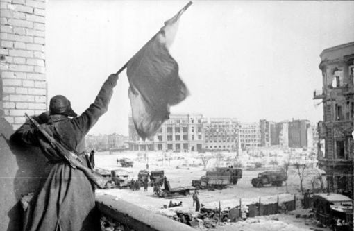 Stalingrad 2. Februar 1943: Über dem Hauptplatz von Stalingrad weht die rote Flagge. Die Schlacht von Stalingrad geht mit der Vernichtung der 6. deutschen Armee zu Ende. Der Ausgang der Kämpfe bedeutet einen Wendepunkt sowohl im sowjetisch-deutschen Krieg als auch im gesamten Zweiten Weltkrieg. Die gesamte Schlacht forderte, je nach Quelle, weit über eine Million Tote. Auf sowjetischer Seite fielen während der Schlacht eine halbe Million Soldaten; etwa 700’000 weitere wurden verwundet. Dazu kommen vermutlich 400’000 zivile Opfer. - Allein im „Kessel von Stalingrad“ starben 60’000 deutsche Soldaten. 110’000 Deutsche gerieten in sowjetische Gefangenschaft, von denen nur 5’000 bis 6’000 überlebten.