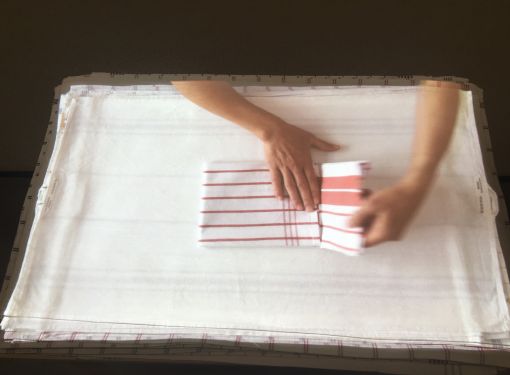 Cajacob: HandArbeit Evelina Cajacob: HandArbeit, 2010. Tisch, Handtücher, Videoinstallation mit Ton. Bündner Kunstmuseum Chur