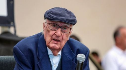 Andrea Camilleri Er verkaufte 25 Millionen Bücher. Kein Schriftsteller ist in Italien so beliebt wie er. „Commissario Montalbano“ ist die Hauptfigur in seinen süffigen Romanen. Alle kennen ihn, von Como im Norden bis hinunter nach Agrigento an der Südküste Siziliens. Dort spielen die meisten seiner Bücher. Auch Leute, die nie ein Buch gelesen haben, kennen Camilleri und schwärmen von ihm. Andrea Camilleri stirbt im Römer Spital Santo Spirito im Alter von 93 Jahren, nachdem er dort am 17. Juni nach einem Herzstillstand eingeliefert worden war. (Foto: PD)