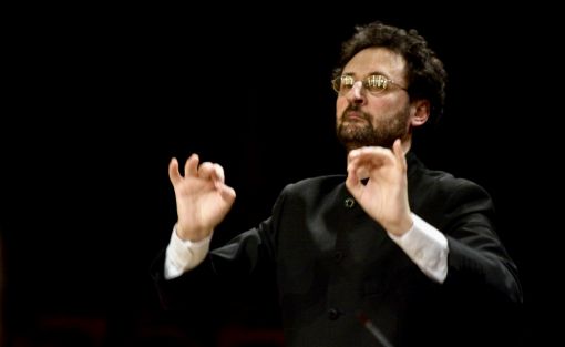 Gianluca Capuano Gianluca Capuano – der Dirigent leitet die Geschicke, zumindest musikalisch Foto: © Opernhaus Zürich