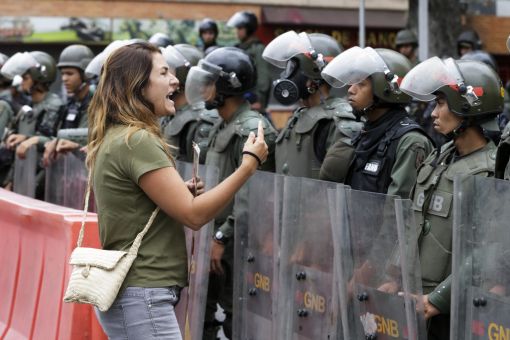 Caracas Eine Venezolanerin beschimpft die Sicherheitskräfte. Wieder demonstrieren in Caracas Tausende gegen Präsident Nicolás Maduro. Der selbsternannte Interimspräsident Juan Guaidó fordert erneut die Armeeangehörigen auf, zu ihm überzulaufen. Davon ist nichts zu sehen. In einem für die Medien inszenierten „Loyalitätsmarsch“ zeigen sich im Bundesstaat Cojedes die Armeespitzen, hochrangige Offiziere und Hunderte Soldaten Seite an Seite mit dem Präsidenten. (Foto: Keystone/AP/Martin Mejia)