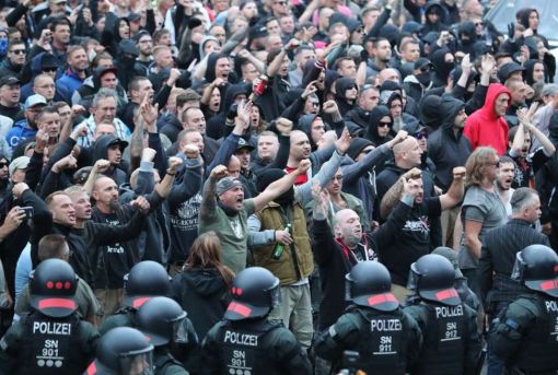 Chemnitz Entzündet hatte sich der Aufruhr nach einer Messerstecherei, bei der ein 35-Jähriger starb. Wie es zu seinem Tod kam, ist noch immer nicht restlos geklärt. In Erwartung neuer Demonstrationen rüstet die Polizei auf und erhält Unterstützung aus anderen Bundesländern. Am 1. September demonstrieren über 8’000 Menschen: die Hälfte nimmt an einem Marsch der AfD, der Pegida und ausländerfeinlichen Gruppen teil. Einzelne Demonstranten erheben den Arm zum Hitlergruss. Die andere Hälfte demonstriert vor der Johanniskirche für Frieden und gegen Ausländerfeindlichkeit. (Foto: Keystone/EPA)
