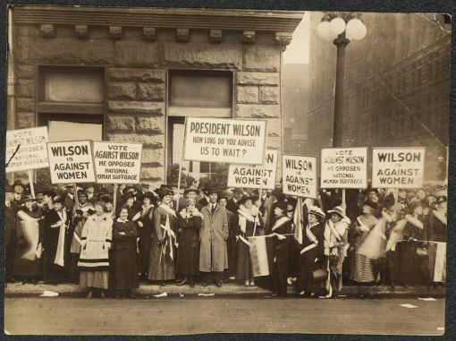 Oktober 1916. In Chicago demonstieren Frauen gegen Präsident Woodrow Wilson. Aufgebrachte Männer greifen die Demonstrantinnen an und entreissen ihnen ihre Banner. Die Polizei schaut lachend zu.