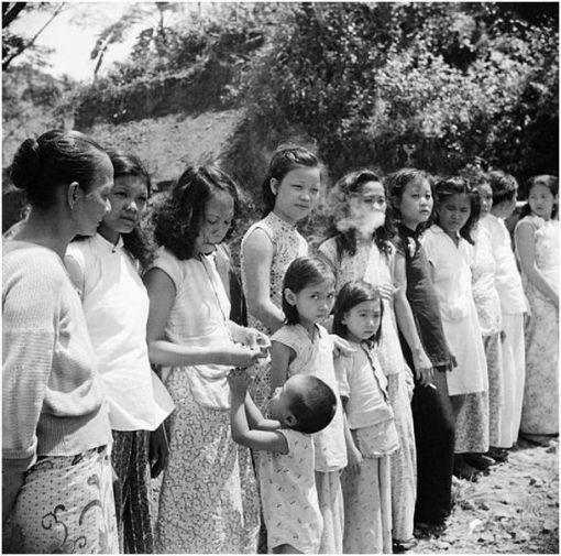 "Comfort girls" Junge chinesische und malayische Frauen, die von japanischen Soldaten als "comfort girls" missbraucht werden. (Foto: Imperial War Museum, London)