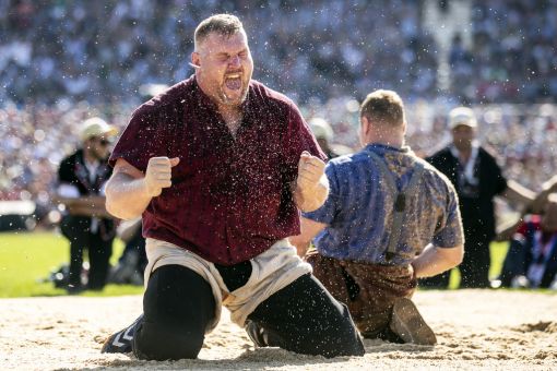 Christian Stucki jubelt nach seinem Sieg im Schlussgang gegen Joel Wicki am Eidgenoessischen Schwing- und Aelplerfest (ESAF) in Zug, am Sonntag, 25. August 2019. (Foto: Keystone/Alexandra Wey)