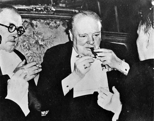 Churchill in Potsdam 5. Juli 1945: Zwei Monate nach Ende des Zweiten Weltkrieges in Europa verliert der britische Premierminister Winston Churchill die Unterhauswahlen. Es waren die ersten Parlamentswahlen seit 1935, da während des Kriegs keine Wahlen stattfanden. Mit einem Vorsprung von 145 Sitzen gewinnt die Labour Party unter Führung von Clement Attlee klar. Der Krieg gegen Japan nahm in Churchills Wahlkampfprogramm breiten Raum ein. Zwar hatte der Premierminister während des Krieges einen Heldenstatus erworben, doch die Briten hatten genug vom Krieg. Labour wurde für den Wiederaufbau des Landes grössere Kompetenz zugeschrieben als Churchills Konservativen. Die Niederlage trifft Churchill mitten in der „Potsdamer Konferenz“, der Konferenz der „Grossen Drei“. Er wird während der Verhandlungen durch Clement Attlee ersetzt. Das Bild zeigt Churchill in Potsdam. (Foto: Deutsches Bundesarchiv, Bild 183-14059-0005)
