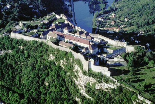 Zitadelle von Besançon Luftaufnahme der Zitadelle von Besançon (Photo du comité régional du tourisme de Franche-Comté CRT – Libre de droit)