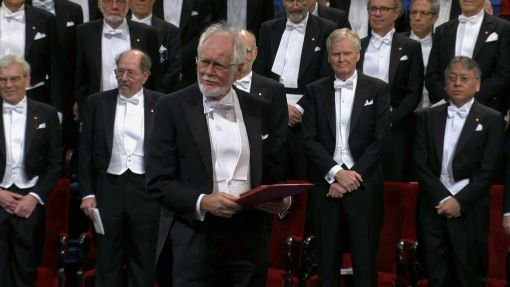 Nobelpreis Jacques Dubochet bei der Nobelpreis-Verleihung, Stockholm 2017 (Filmstill aus „Citoyen Nobel“)