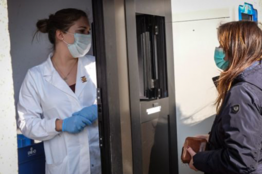 Codogno Alles beginnt im lombardischen Städtchen Codogno bei Piacenza. Von hier aus verbreitet sich die Corona-Seuche rasant. Noch immer ist unklar, wer das Virus eingeschleppt hatte. Die Behörden kapseln das Städtchen von der Umwelt ab, erklären Codogno zur Sperrzone und verfügen den ersten Lockdown. Kurz darauf werden in ganz Norditalien erste Fälle bekannt. Im Bild: Eine Apothekerin bedient am ersten Lockdown-Tag eine Kundin in Codogno. (Foto: Keystone/EPA/Ansa/Matteo Corner)