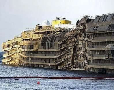 Costa 13. Januar 2012: Vor der toskanischen Insel Giglio läuft das Kreuzfahrtschiff Costa Concordia auf einen Felsen auf und kippt. Es kommt zu einer chaotischen Rettungsaktion. 34 Menschen sterben. Das Bild zeigt das wieder aufgerichtete 45’000 Tonnen schwere Schiff im September 2013.