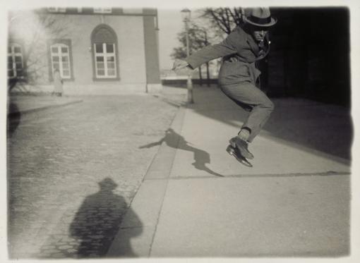 Luftsprung Luftsprung, Münsterplatz Basel, Foto von Kurt A. Haegler, 1924, aus Fotoalbum von Kurt A. Haegler, Gelatinesilber Abzug, Copyright Sammlung Herzog, Schweiz. Nationalmuseum, Inventarnummer: LM 102080.148