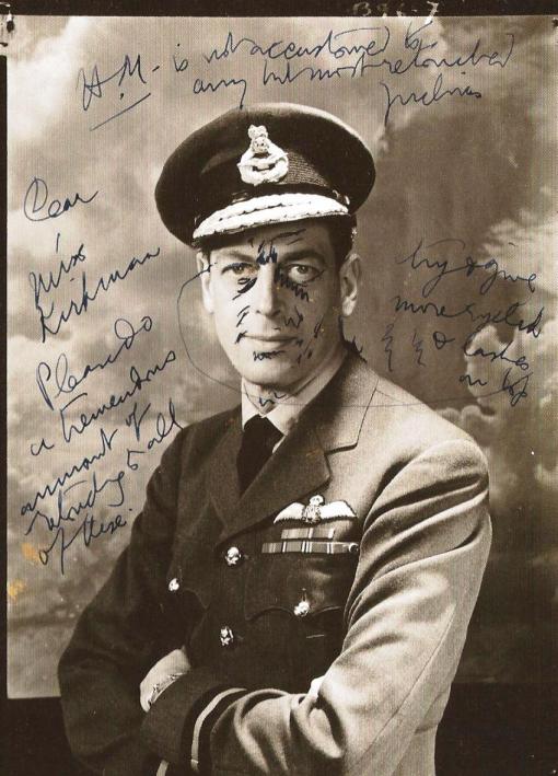 Porträt des  Herzogs von  Kent mit Retouche-Anweisungen  des Fotografen an einen Assistenten: &quot;Bitte  diese alle ganz gründlich  retouchieren...&quot; Foto: Cecil Beaton. Aus: &quot;Alexis Schwarzenbach: Königliche Träume&quot;.