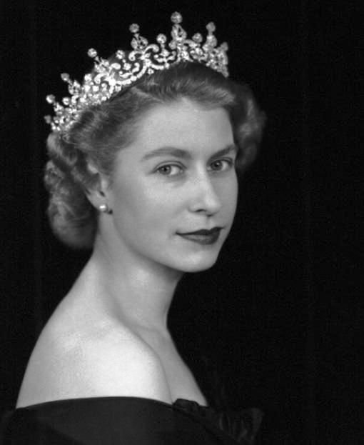 Elizabeth 6. Februar 1952: Elizabeth wird Königin des Vereinigten Königreichs, Kanadas, Australiens, Neuseelands und Monarchin von 16 Commonwealth-Staaten. Sie befindet sich zusammen mit ihrem Mann Philip auf einer Reise in Kenia, als sie vom Tod ihres Vaters erfährt. Das Paar kehrt unverzüglich nach London zurück. Elizabeth wird am 2. Juni 1953 in der Westminster Abbey gekrönt. Es ist die erste Krönung, die vom Fernsehen übertragen wird.