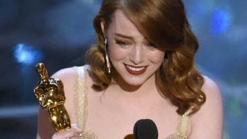 Emma Stone And the Oscar goes ... Emma Stone wird als beste Hauptdarstellerin im Film „La La Land“ ausgezeichnet. Zum besten Film wird an der 89. Oscar-Verleihung im Dolby Theatre in Los Angeles „Moonlight“ in der Regie von Barry Jenkins erkoren. „Moonlight“ ist die Geschichte eines jungen homosexuellen Afroamerikaners. Bei der Verkündung der Sieger gab es eine Panne. Zunächst präsentierte Faye Dunaway „La La Land“ als besten Film. Das Versehen wurde schnell korrigiert. „La La Land“ erhielt auch Oscars für die beste Regie, die beste Kamera und die beste Filmmusik. Bester Hauptdarsteller wurde Casey Affleck für seine Rolle im Film „Manchester by the Sea“.
(Foto: Keystone/AP/Chris Pizzello/Invision)