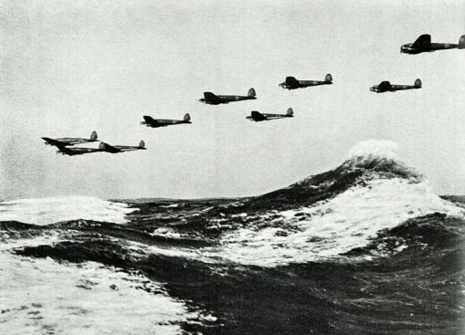 Luftschlacht um England 10. Juli 1940: Beginn der Luftschlacht um England. Die deutsche Luftwaffe versucht, die Royal Air Force (RAF) zu vernichten und Grossbritannien zur Kapitulation zu zwingen - oder wenigstens eine deutsche Invasion auf der Insel vorzubereiten. Zwischen dem 24. August und dem 6. September gelingt es den Deutschen, mehrere Flugplätze der Royal Air Force in Südengland zu zerstören. Winston Churchill bemerkte am 20. August 1940 über die Bedeutung der Schlacht: „Never in the field of human conflict was so much owed by so many to so few.“ („Nie zuvor in der Geschichte des kriegerischen Konflikts verdankten so viele so wenigen so viel.“). Mit „The Few“ meinte er die Piloten der Royal Air Force. Die RAF nannte sich künftig auch „The Few“. Das Bild des Deutschen Bundesarchivs (Bild: 141-0678) zeigt die deutsche Heinkel HE 111 über dem Ärmelkanal.