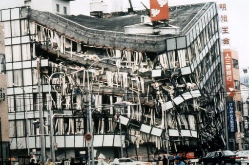 Kobe 17. Januar 1995: Erdbeben von Kobe im südlichen Japan. 4’571 Menschen sterben, 15’000 werden verletzt, 300’000 sind obdachlos. Das Beben, das sich um 5.46 Uhr ereignete, hatte eine Stärke von Mw 7,3. Viele Menschen sterben in den Bränden, die der Erdstoss ausgelöst hatte.