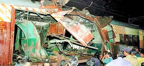 Mumbai In der indischen Metropole Mumbai (Bombay) verüben vermutlich islamistische Terroristen innerhalb von elf Minuten sieben Bombenanschläge in voll besetzten Vorortszügen. 209 Menschen sterben, Hunderte werden verletzt. (Foto: AP)