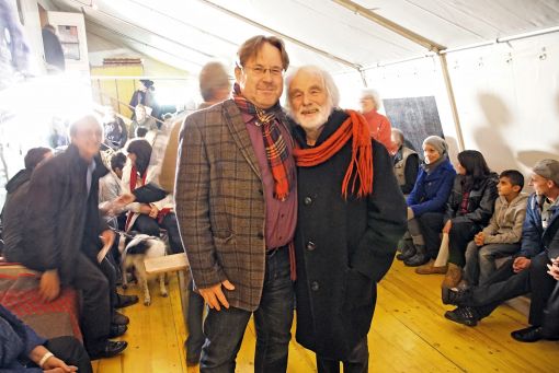 Christoph Zingg, Pfarrer Sieber Die Aufnahme zeigt Pfarrer Sieber mit Christoph Zingg, Gesamtleiter der Sozialwerke Pfarrer Sieber (SWS), im Pfuusbus. (Foto: SWS Sozialwerke Pfarrer Sieber)