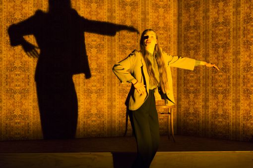 Leonie Merlin Young im Theatermonolog „Esther“. (Foto: Kim Culetto)