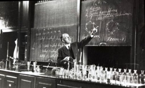 Leopold Ružička Leopold Ružička wird in Vukovar im heutigen Kroatien geboren. Der in Zürich eingebürgerte ETH-Chemie-Professor gewinnt 1939 den Nobelpreis. Er macht sich vor allem mit der Synthetisierung pflanzlicher und tierischer Riechstoffe einen Namen. Da 1939 Krieg herrscht, werden die Nobelpreise nicht in Stockholm verliehen, sondern in den jeweiligen Herkunftsländern der Geehrten. Ružička erhält den Preis am 16. Januar 1940 aus den Händen des schwedischen Botschafters in der Aula der ETH. Anschliessend begeben sich die Gäste ins Restaurant Huguenin an der Bahnhofstrasse. Der begeisterte Rosenzüchter Ružička lebt an der Freudenbergstrasse in Zürich und stirbt am 26. September 1976 in Mammern im Kanton Thurgau. (Foto: Bildarchiv ETH)
