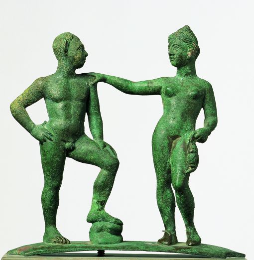 Praeneste, 4. Jh. v. Chr. Bronze Griff eines Zylinderförmigen Schmuckkastens in Form eines Satyrn und einer nackten Athletin. Praeneste, 4. Jh. v. Chr. Bronze. © Ny Carlsberg Glyptotek, Kopenhagen.