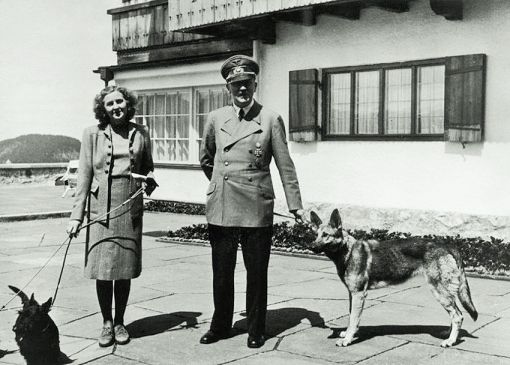 Eva Braun, Hitler Eva Anna Paula Braun ist seit 1932 Hitlers Geliebte. Beide heirateten einen Tag vor dem gemeinsamen Suizid im Führerbunker in Berlin. Das Bild wurde am 14. Juni 1942 auf dem Obersalzberg aufgenommen. (Bild: Deutsches Bundesarchiv, Bild Nr. 145 F051673-0059 )