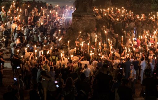 Charlottesville In zahlreichen amerikanischen Städten, wie hier In Oakland (Kalifornien), demonstrieren Tausende gegen Rechtsextreme, Rassisten – und gegen Präsident Trump. In einer ersten Reaktion auf die Ereignisse verurteilt er zwar die „Gewalt“ in Charlottesville, nennt aber die Rechtsextremen nicht beim Namen. Dies löst auch bei den Republikanern Empörung aus. CNN nennt Trumps Reaktion „incredibly unpresidential“. Die Frankfurter Allgemeine schreibt: „Geht es um Rechtsextreme, wird er ganz leise. Es sind die Geister, die er rief.“ Der demokratische Senator Brian Schatz sagt: „Es ist nicht zu viel verlangt, einen Präsidenten zu haben, der Nazis deutlich verdammt.“ (Foto: Keystone/AP)