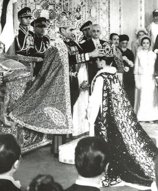 Farah Diba 26. Oktober 1967: Schah Mohammad Reza Pahlavi krönt an seinem Geburtstag Farah Diba in Teheran zur Kaiserin. Offiziell trägt sie den Titel Schahbanu, Gattin des Schahs. Zuvor war Reza Pahlavi selbst gekrönt worden. Die erste Ehe des Schahs mit Soraya war 1958 geschieden worden. Die am 14. Oktober 1938 geborene Farah Diba war zugleich die erste und letzte Kaiserin auf dem Pfauenthron. Die Islamische Revolution ersetzte die Monarchie durch eine Islamische Republik. Der Schah starb am 27. Juli 1980 an den Folgen seiner langjährigen Krebserkrankung. Farah Diba lebt heute abwechslungsweise in Frankreich und den USA.