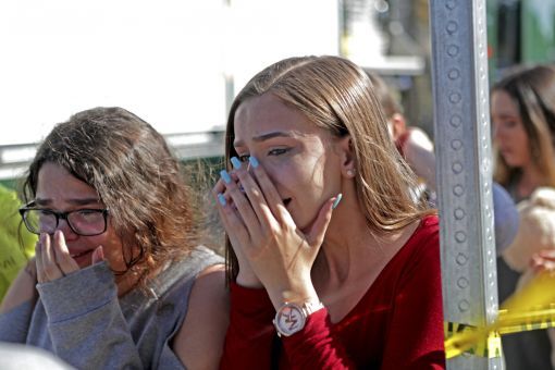 Parkland Ein 19-jähriger ehemaliger Schüler erschiesst an der Marjory Stoneman Douglas Highschool in Parkland (Florida) 14 Schüler und drei Erwachsene. Er wird festgenommen und gesteht die Tat. Ein bewaffneter Hilfssheriff, der sich während der Tat an Ort und Stelle befindet, greift nicht ein. Präsident Trump plädiert anschliessend dafür, die Lehrer zu bewaffnen. (Foto: Keystone/AP/South Florida Sun Sentinel/John McCall)