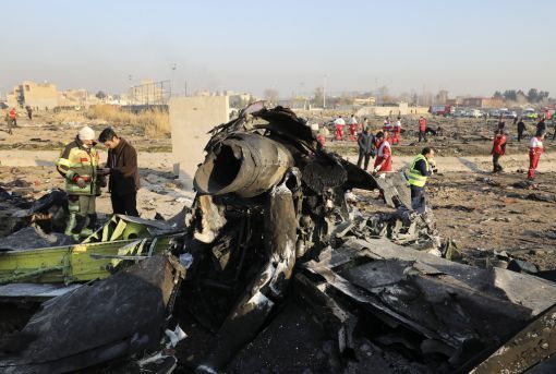 Iran, Flugzeug-Abschuss Die iranischen Revolutionsgarden schiessen nahe dem Imam-Chomeini-Flughafen südwestlich von Teheran ein ukrainisches Verkehrsflugzeug ab. Die 176 Insassen sterben. Man habe das Flugzeug mit einer Cruise Missile verwechselt und mit einer Kurzstreckenrakete abgeschossen, sagte Amir Ali Hajizadeh, der Luftwaffenchef der Revolutionsgarden. Die Garde übernehme die volle Verantwortung für das Desaster, erklärte Hajizadeh gegenüber der Nachrichtenagentur Reuters. „Ich wünschte, tot zu sein und nicht Zeuge eines solchen Unglücks sein zu müssen“, betonte er. Als der irrtümliche Abschuss erfolgte, habe man den totalen Krieg mit den USA befürchtet. (Foto: Keystone/AP/EbrahimNoroozi)