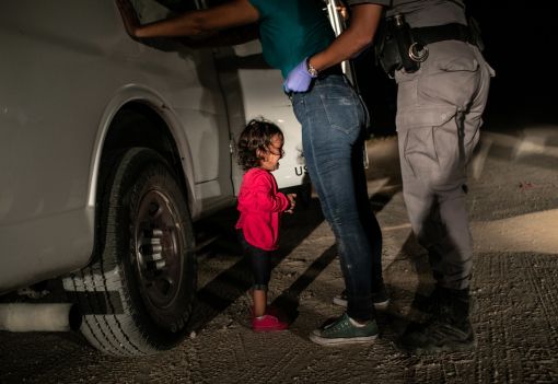 Foto des Jahres Das „Foto des Jahres“ der „World Press Photo“-Organisation zeigt eine zweijährige honduranische Asylsuchende an der mexikanisch-amerikanischen Grenze. Das Mädchen schreit, weil es von ihrer Mutter getrennt wurde. Tausende Kinder illegaler Einwanderer waren im Sommer 2018 nach dem Grenzübertritt von ihren Eltern separiert worden, was in der Öffentlichkeit einen Sturm der Empörung ausgelöst hatte. Die Regierung Trump verordnete schliesslich, dass Kinder nicht mehr von ihren asylsuchenden Eltern getrennt werden dürfen. Das prämierte Foto trug wesentlich dazu bei, dass die amerikanische Regierung ihre bisherige Praxis änderte. (Foto: Keystone/EPA/World Press Photo/John Moore/Getty Images)
