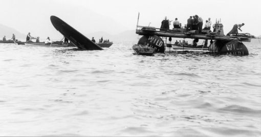 Bergung Bergung des Bombers, links ragt schon ein Flügel aus dem Wasser